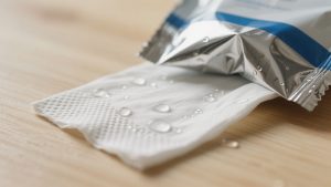 Diferenças essenciais na fabricação e normas regulatórias de lenços umedecidos para cuidados pessoais, industriais e ecológicos